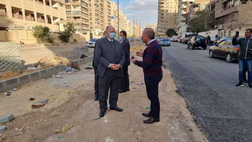 محافظ القاهرة يتابع تطوير شارع أنور المفتى