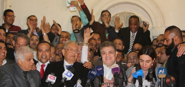 قيادات «الوفد» بعد الإعلان عن فوز «أبوشقة» برئاسة الحزب