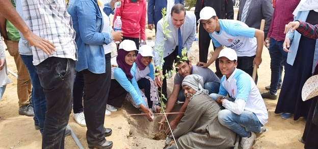 رئيس جامعة سوهاج يشارك في زراعة ٢٠٠ شجرة ليمون بالحرم الجامعي الجديد