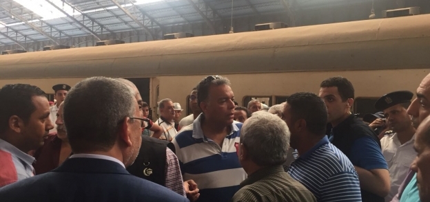 وزير النقل وسط الركاب فى قطار أبوقير من محطة مصر بالإسكندرية إلى سيدى جابر