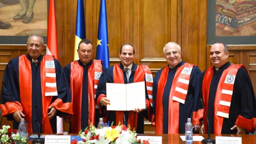 الرئيس عبدالفتاح السيسي أثناء حصوله على الدكتوراة الفخرية من رومانيا
