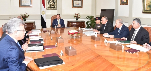 الرئيس عبد الفتاح السيسى مع رئيس الوزراء وعدد من المسؤولين