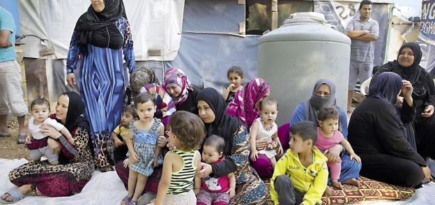 لاجئون سوريون فى مخيم بقرية لبنانية «أ.ف.ب»