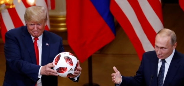 بوتين يهدي ترامب كرة مونديال 2018