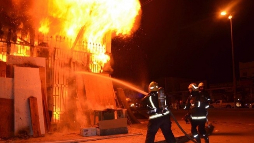 صورة لمحاولة السيطرة على حريق