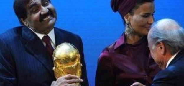 أمير قطر يحتفل بفوز بلاده بتنظيم كأس العالم