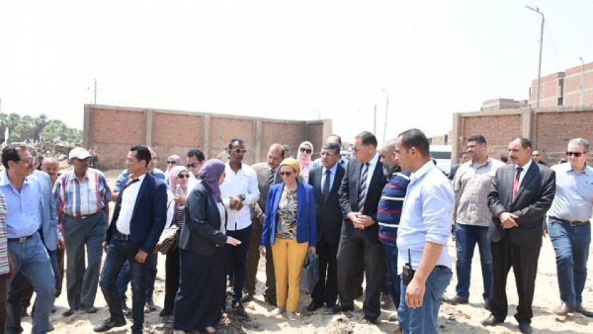 وزيرة البيئة تتفقد مقلب الفدان بمنيا القمح تمهيداً لإنشاء المحطة الوسيطة
