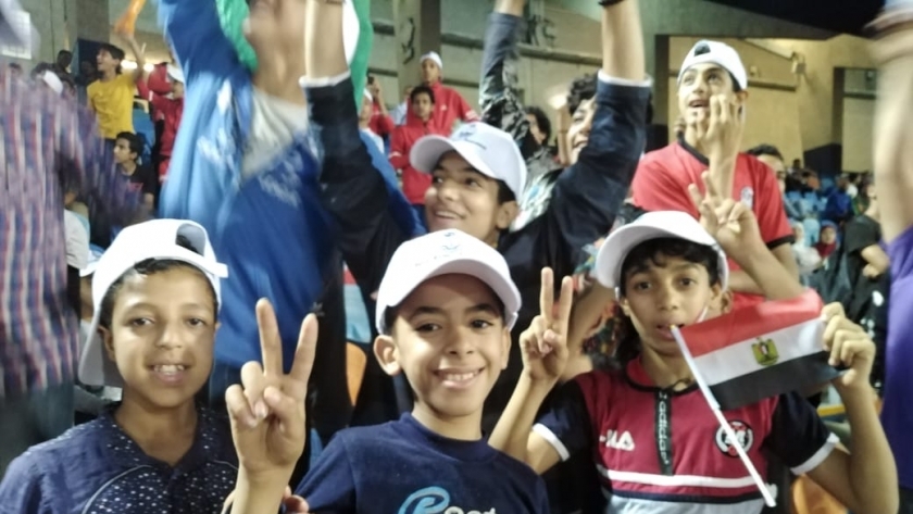 طلاب المدارس يساندون منتخب مصر الأولمبي بمدرجات ستاد القاهرة