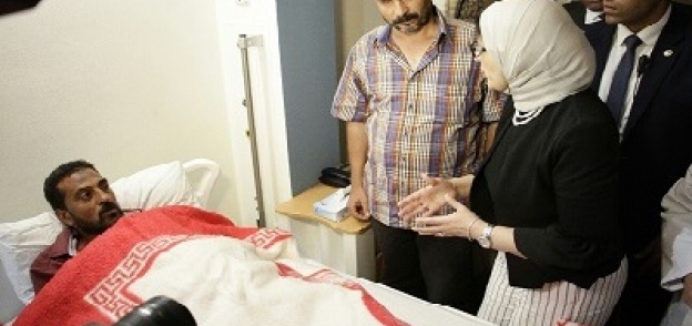 وزيرة الصحة خلال تفقدها مستشفى وادى النيل