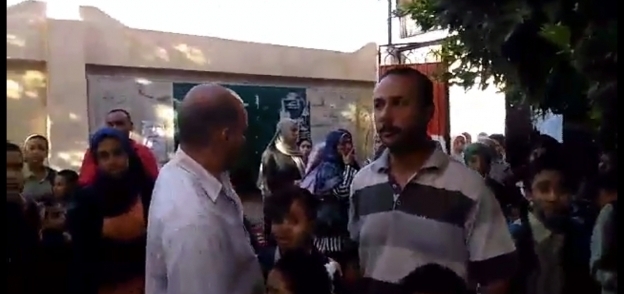 لقطة من فيديو تظهر طوابير العقاب والزحف بمدرسة فى الإسكندرية