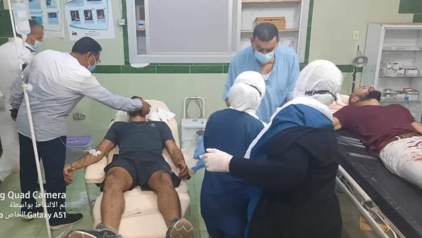 المصابين يتلقوا العلاج بمستشفى رأس غارب