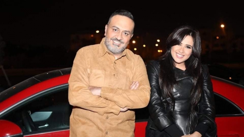 خالد سرحان مع ياسمين عبدالعزيز في كواليس «اللي مالوش كبير»