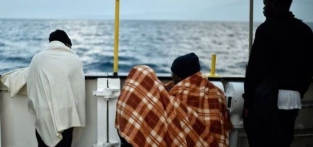 اختطاف مهاجرين لسفينة أنقذتهم بالقرب من السواحل الليبية
