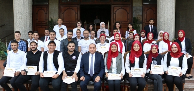 جامعة بنى سويف تكرم 50 طالب شاركوا في استقبال السيسي