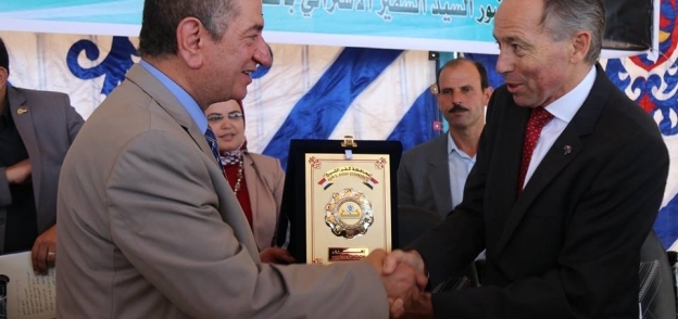 محافظ كفر الشيخ يكرم رئيس المصرية للرمال والسفير الاسترالى