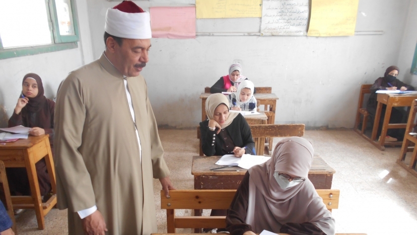 طالبات يؤدين امتحانات الشهادة الأزهرية