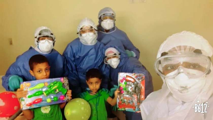 غناء وهدايا وفوانيس من تمريض عزل أسوان للأطفال المرضى بكورونا