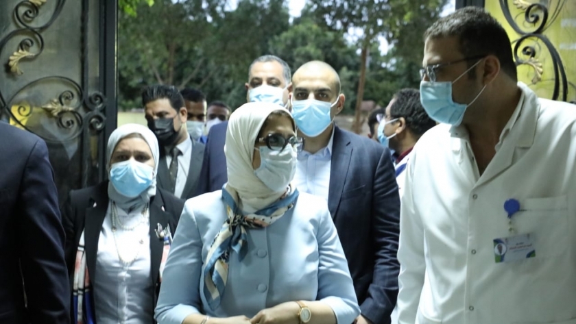 وزيرة الصحة توجه بتطوير مستشفى سوهاج التعليمي وتزويده بـ100 أسطوانة أكسجين