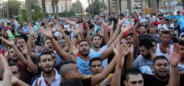 مجموعة من الشباب يتظاهرون فى بيروت احتجاجاً على «القمامة»