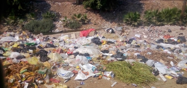 محافظ أسيوط يرصد القمامة تغرق أسوارمدارس ومساكن نزلة عبداللاه