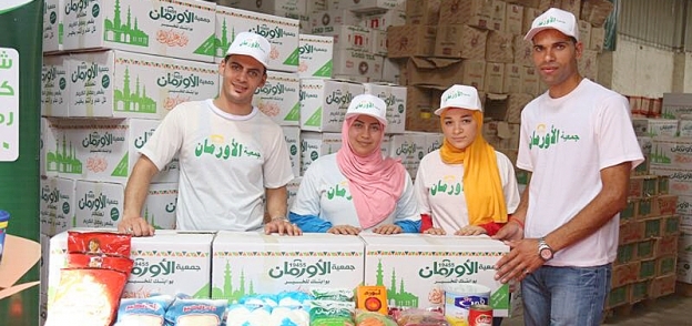 كراتين جمعية الاورمان التى يتم تجهيزها لتوزيعها على قرى ونجوع مطروح
