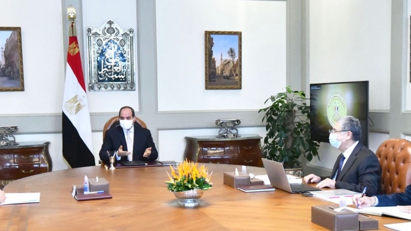 الرئيس خلال الاجتماع