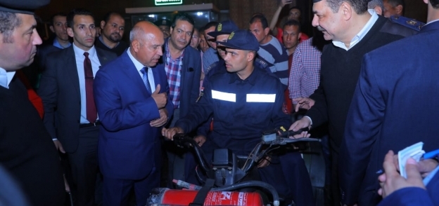 «الوزير» أثناء تفقده محطة مصر مساء أمس