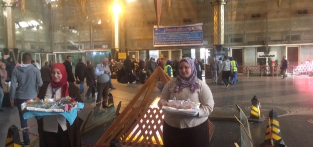 جانب من توزيع هدايا عيد الأم بمحطة مصر