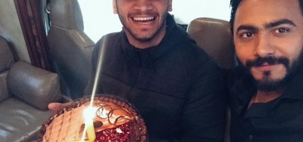 تامر حسني يحتفل بعيد ميلاد أحد محبيه