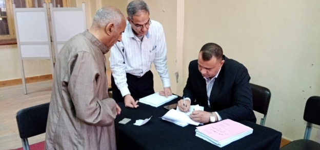 أحد المواطنين خلال الإدلاء بصوته فى التعديلات الدستورية بسوهاج