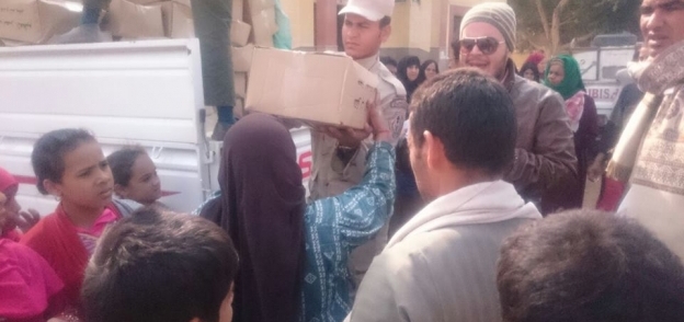 بالصور| القوات المسلحة توزع 7 آلاف كرتونة مواد غذائية على أهالي بني سويف
