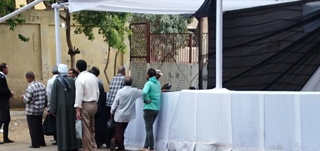 توافد المواطنين أمام لجان منشأة ناصر الانتخابية
