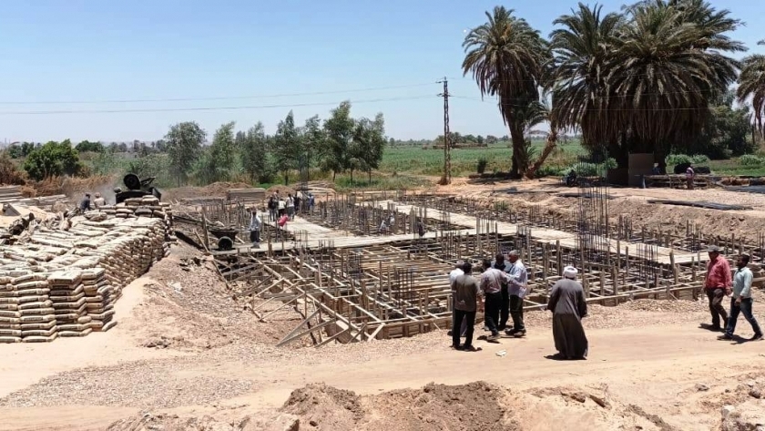 محافظ أسوان يتابع مشروعات «حياة كريمة» لتطوير الريف المصرى