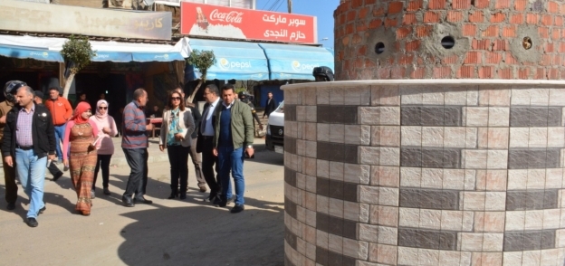 محافظ دمياط تلزم أصحاب المحال التجارية بكفر سعد بوضع صناديق القمامة