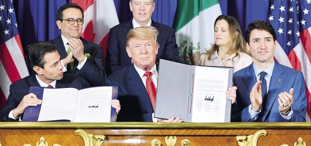 «ترامب» ورئيس المكسيك ورئيس وزراء كندا عقب توقيع اتفاقية التجارة الحرة أمس «أ.ف.ب»