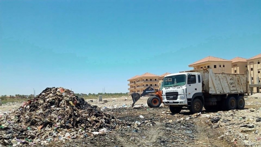رأس البر تواصل حملاتها لرفع مخلفات القمامة من شوارع المدينة