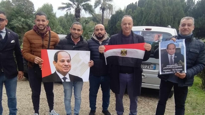 المصريون يتوافدون على مقر السفارة المصرية بروما