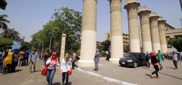 توافد الطلاب على جامعة عين شمس أمس