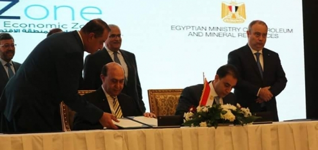 توقيع عقد أكبر مجمع للبتروكيماويات في الشرق الأوسط بالمنطقة الاقتصادية لقناة السويس في العين السخنة