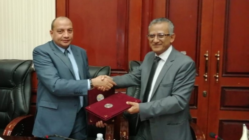 رئيس جامعة بنى سويف يوقع إتفاقية تعاون مشترك مع هيئة الطاقة الذرية