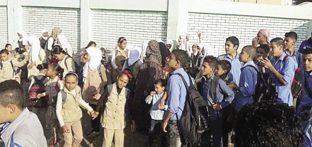 أطفال مدرسة كفر الشيخ بعد إغلاقها