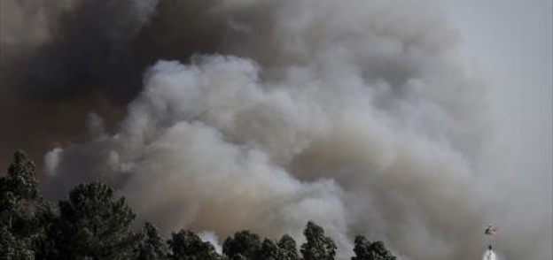 بالصور| الدخان الكثيف يغطي شواطئ جنوب البرتغال وسط حرائق مستعرة