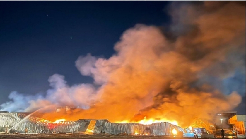 حريق مصنع لـ اازيوت في المنطقة الصناعية بـ إمارة رأس الخيمة