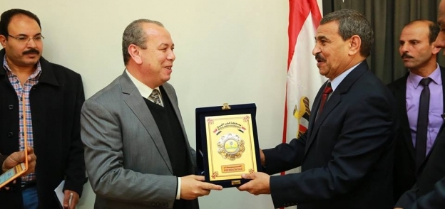 محافظ كفر الشيخ يكرم السكرتير العام ورئيس مدينة الرياض