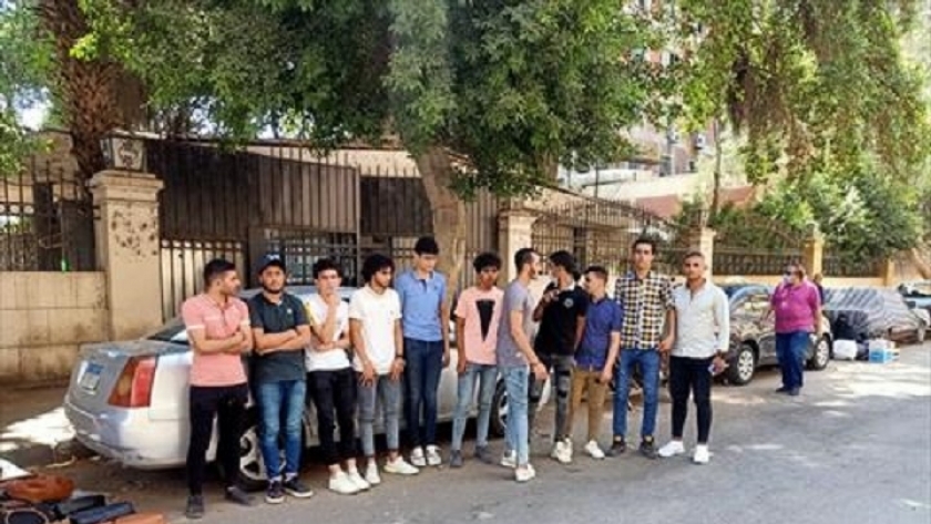 طلاب الثانوية العامة أمام مبنى وزارة التربية والتعليم
