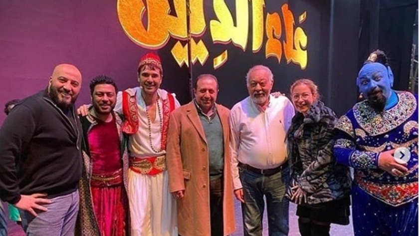 منة شلبي مع أحمد عز وأبطال مسرحية "علاء الدين"