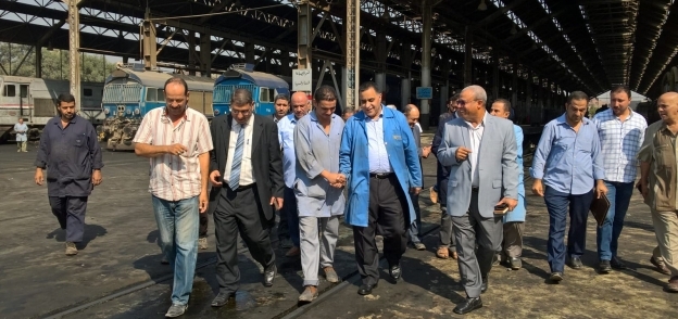 رئيس هيئة السكة الحديد يفاجئ ورش الفرز بالقاهرة إستعدادا لعيد الأضحى