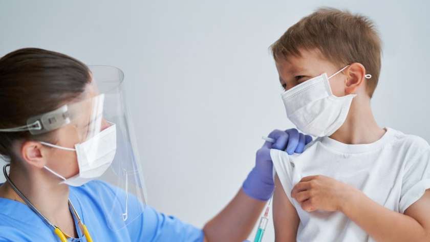 طفل خلال حصوله على إحدى التطعيمات المُقررة له