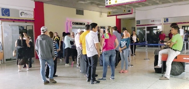 مسافرون فى مطار كاراكاس أثناء انقطاع الكهرباء فى فنزويلا