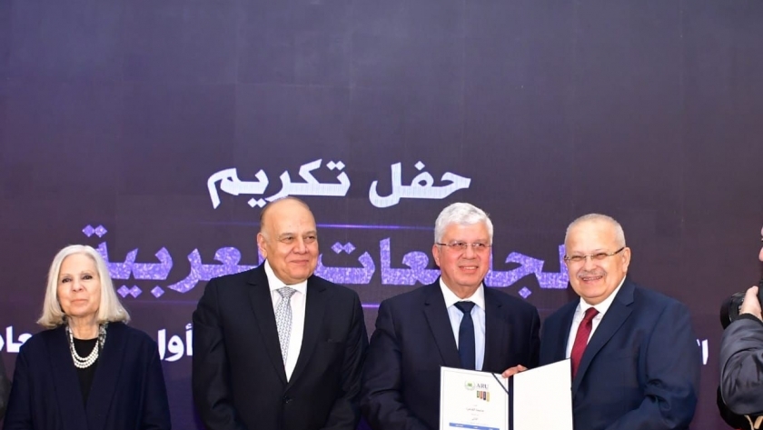 تكريم رئيس جامعة القاهرة